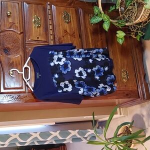 🌻Lord & Taylor Navy Dark Floral Top Medium